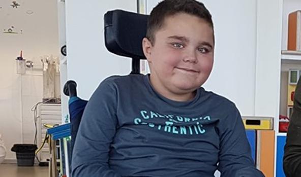 A Pelayo, un niño de 10 años con distrofia muscular, le niegan una medicación que necesita con urgencia