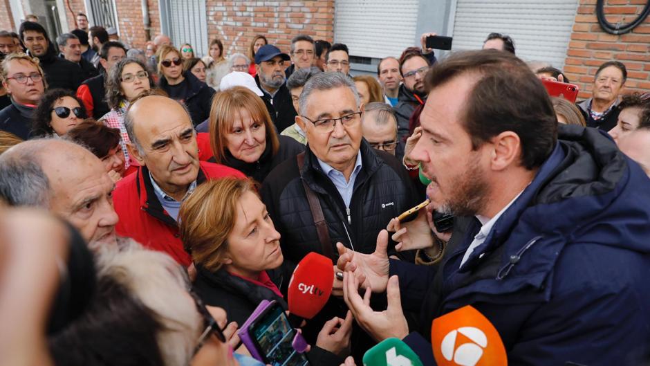 Un barrio de Valladolid recrimina a Óscar Puente que solo limpia las calles cuando viene Pedro Sánchez