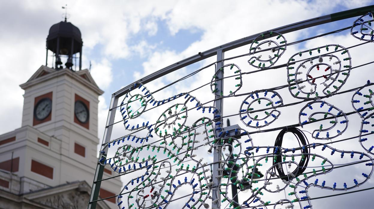 Las primeras luces instaladas del árbol de Navidad en la puerta del Sol