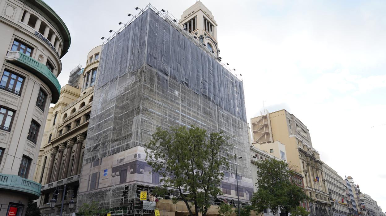 La fachada del Círculo de Bellas Artes cubierta, ayer, por los andamios