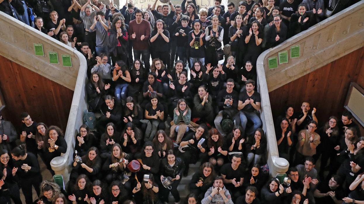 Los estudiantes, en una sentada en la escalinata de la facultad durante la jornada del martes