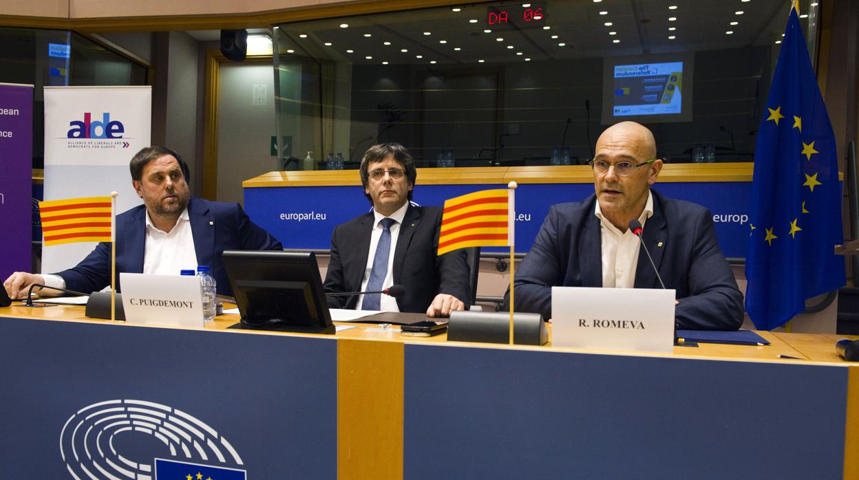 Imagen de archivo de Oriol Junqueras y Raül Romeva, condenados por el «procés», en el Parlamento Europeo con Carles Puigdemont en el centro, huido de la justicia española en Bélgica