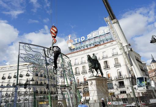 Este martes ha comenzado el montaje del abeto navideño en la puerta del Sol