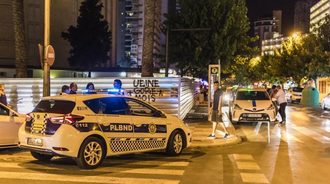 Patrulla de la Policía Local de Benidorm, por la noche en el centro de la ciudad