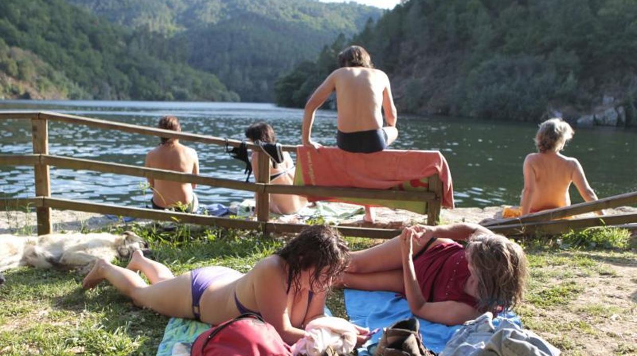 Bañistas en la Ribeira Sacra, en una foto evidentemente de archivo