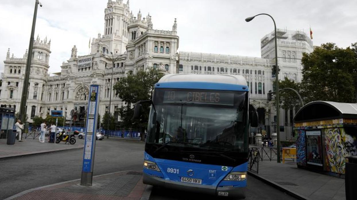 Un autobús de la EMT, frente a la sede del Ayuntamiento el la plaza de Cibeles