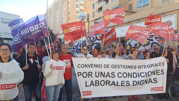 Las asistentas para la dependencia, una vergüenza para el Gobierno: la mayoría no llegan a mileuristas