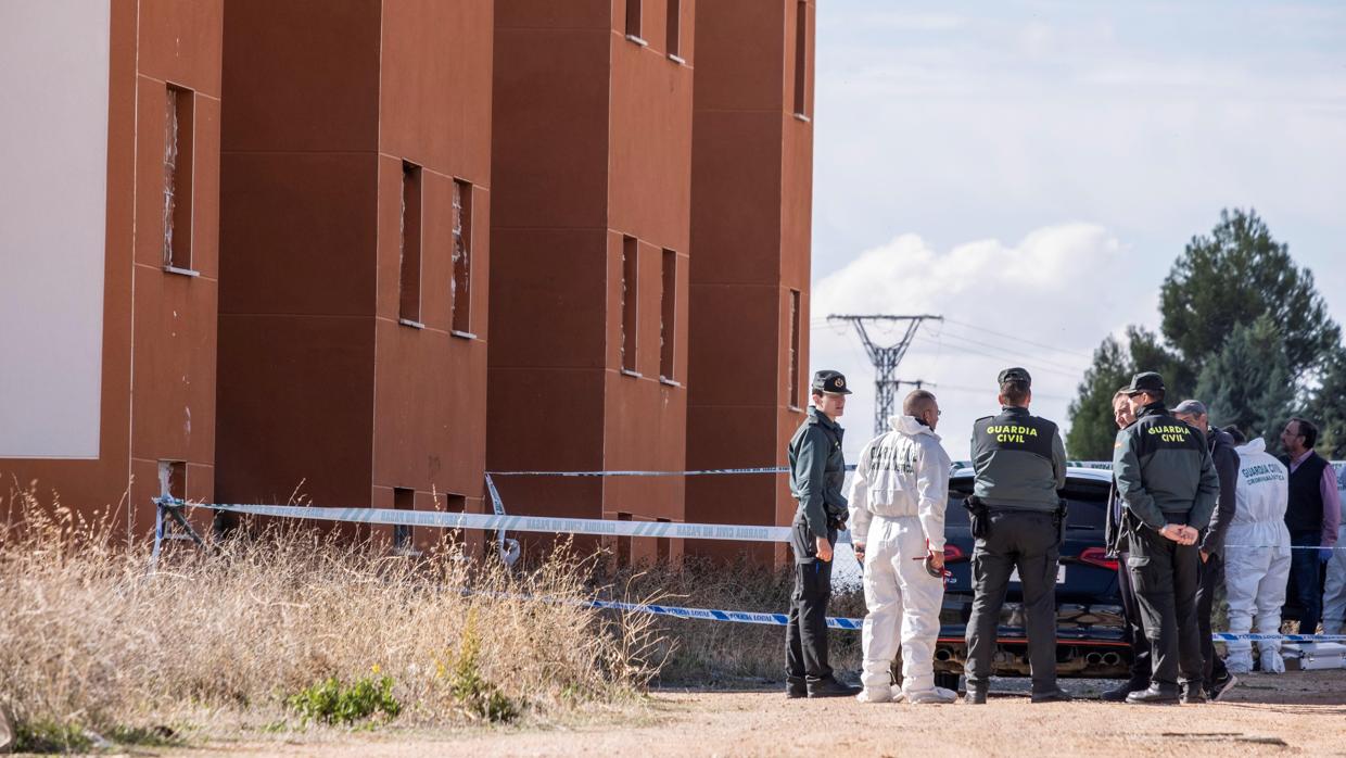 Agentes de la Guardia Civil acordonan la vivienda donde se encontraron los cuerpos en Quintanar de la Orden