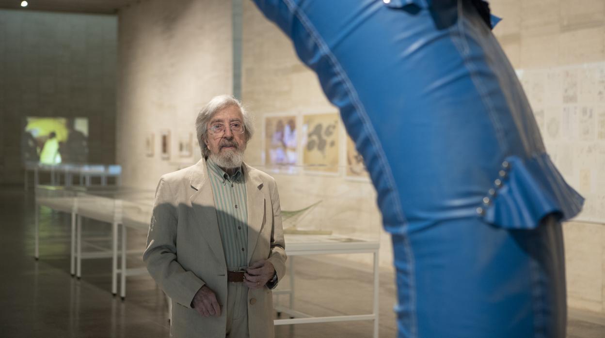 El arquitecto José Miguel de Prada Poole, junto a una de sus obras en el Musac, el día de la inauguración