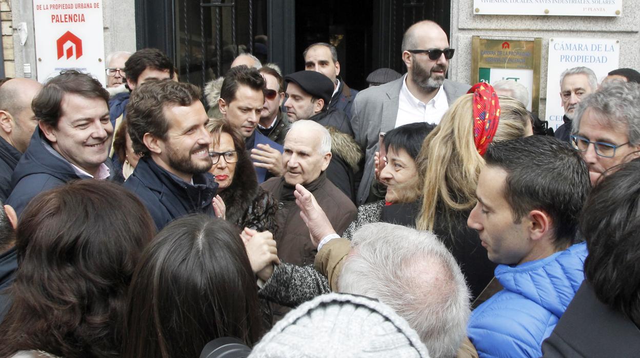 Casado y Mañueco, rodeados de palentinos en el centro de la capital