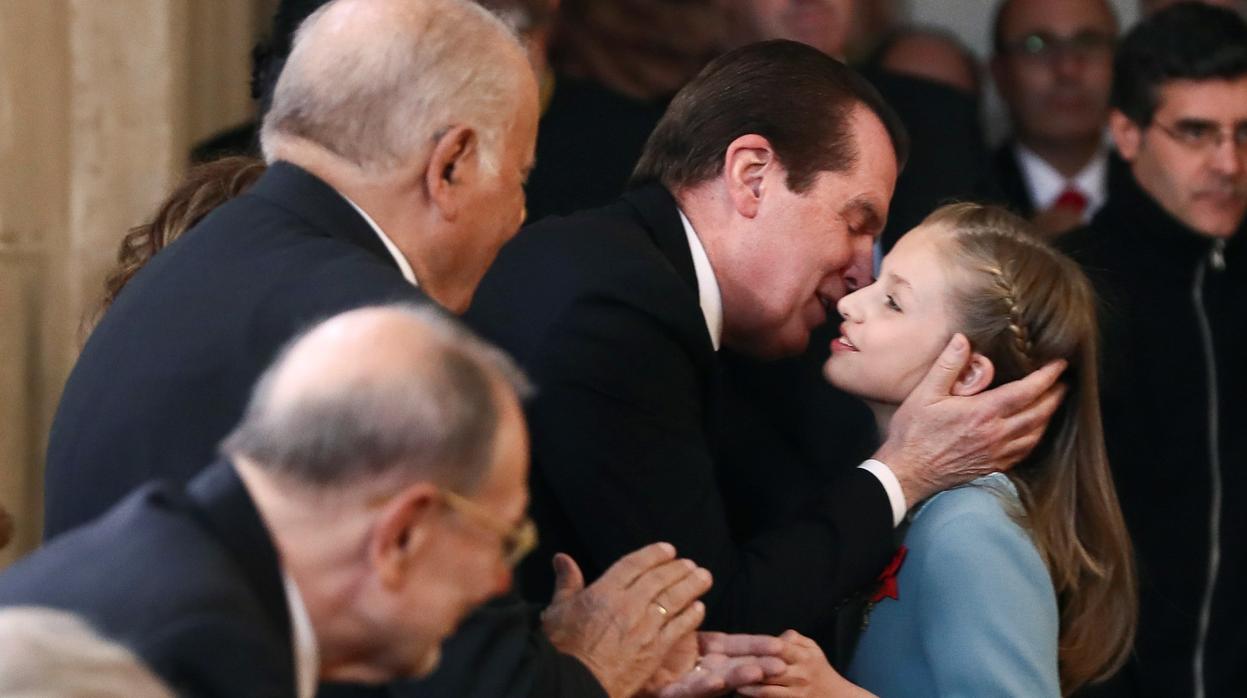 Jesús Ortiz besa a su nieta, la Princesa de Asturias, en el Palacio Real el 30 de enero de 2018