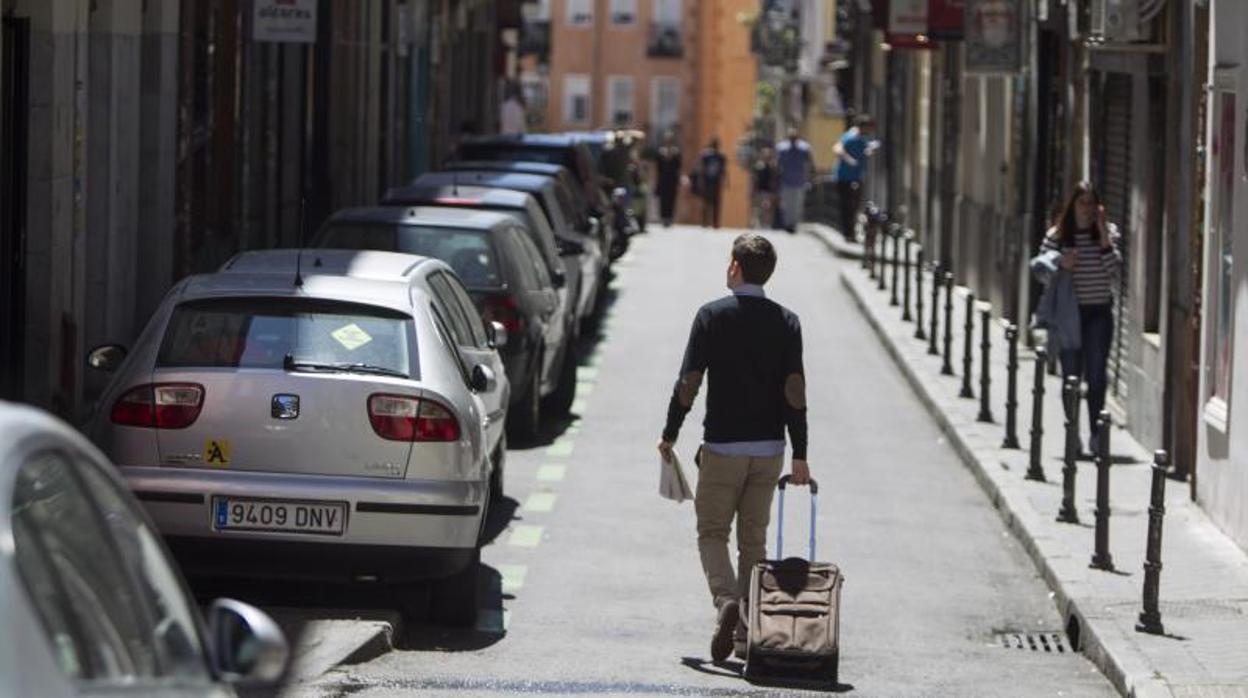 Un joven pasea por una calle de Lavapiés, epicentro de las viviendas de uso turístico de la capital