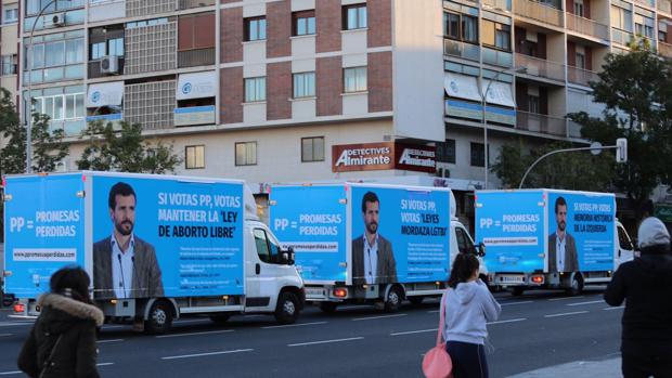 La Policía retira tres furgonetas de Hazte Oír por ofensas a Pablo Casado en la jornada de reflexión