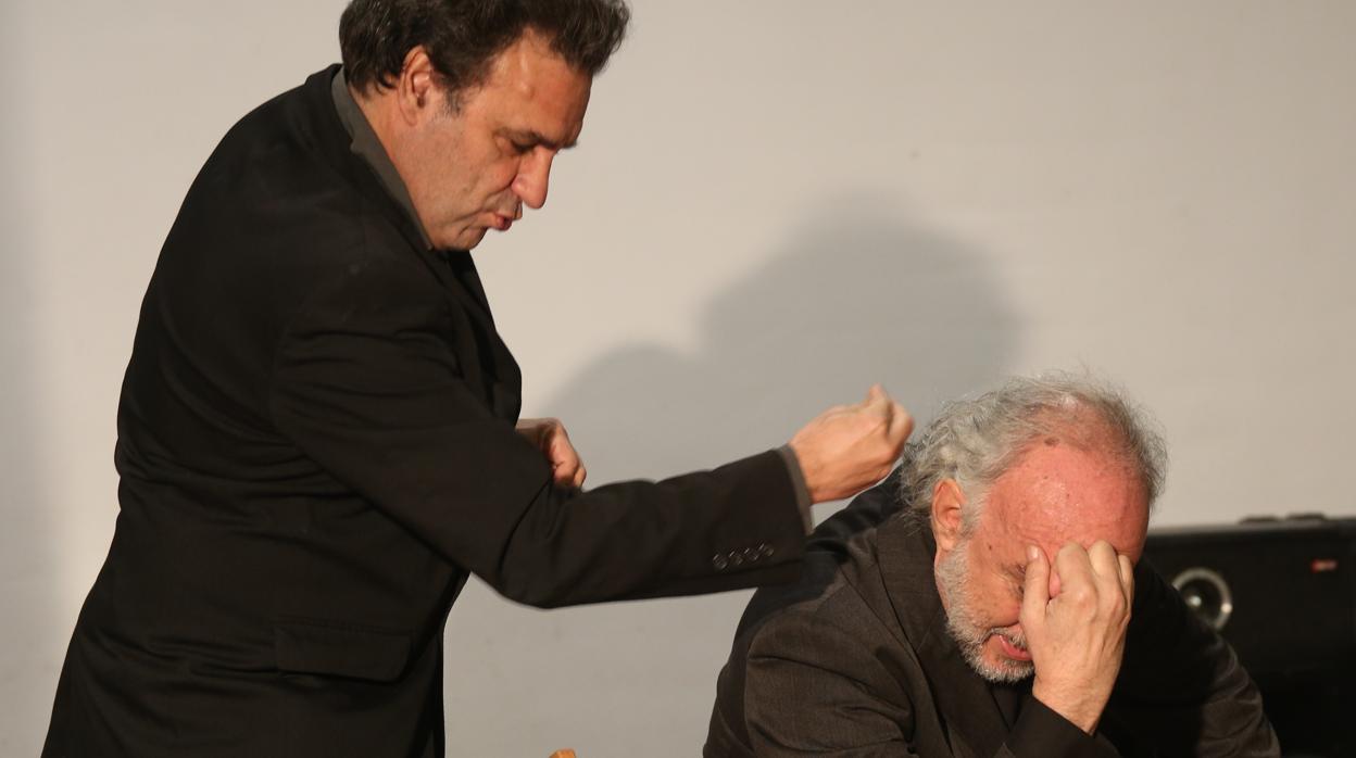 Óbra de teatro «Jornada de reflexión» interpretada por el dúo Los Torreznos en Monzón de Campos (Palencia)