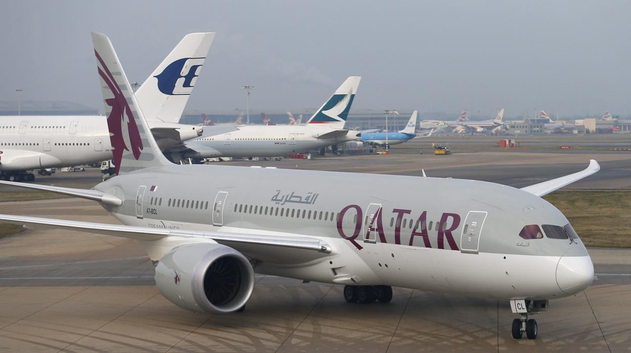 Un avión de Qatar Airways en el aeropuerto de Heathrow