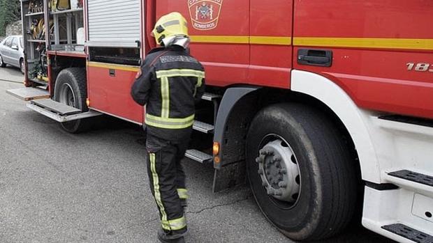 Trasladados dos hombres al hospital tras el incendio de un leñero