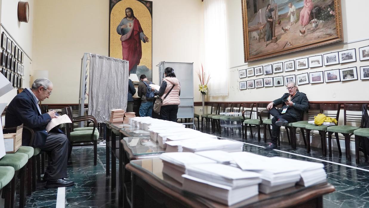 Imagen de votaciones en un colegio electoral este domingo