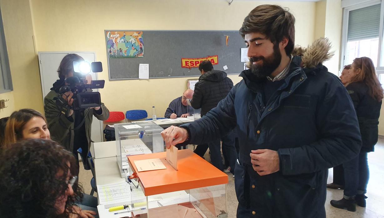 Manuel Mariscal, diputado de Vox por Toledo, ejerciendo su derecho al voto este domingo