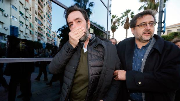 Caso de la viuda de la CAM: el yerno «no culpable» se va del juzgado llorando y entre aplausos de amigos