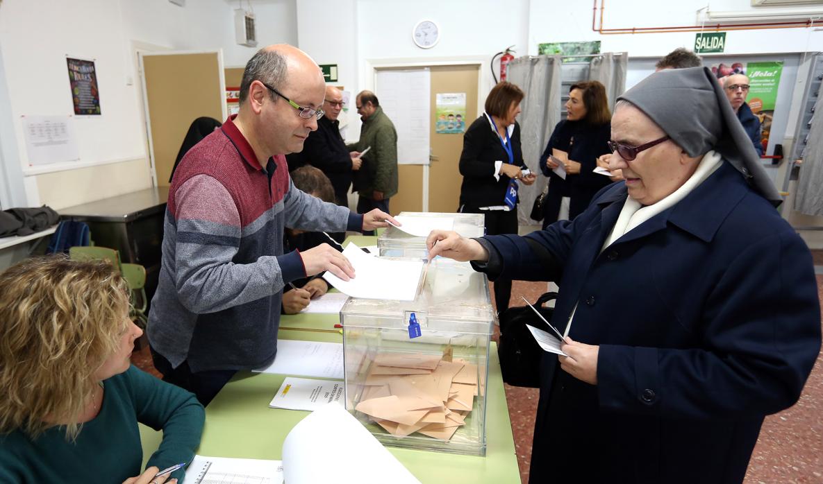 Una religiosa ejerce su derecho al voto este domingo en la ciudad de Toledo