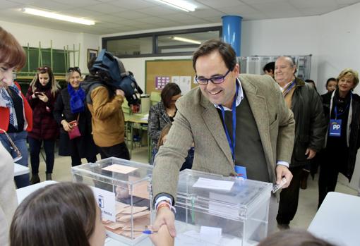 Paco Núñez votando en El Casar