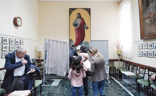 Imagen de las votaciones en un colegio electoral de Valencia