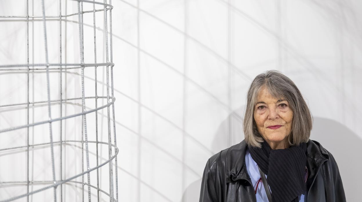 La artista Susana Solano, junto a una de sus obras en el Museo Patio Herreriano de Valladolid