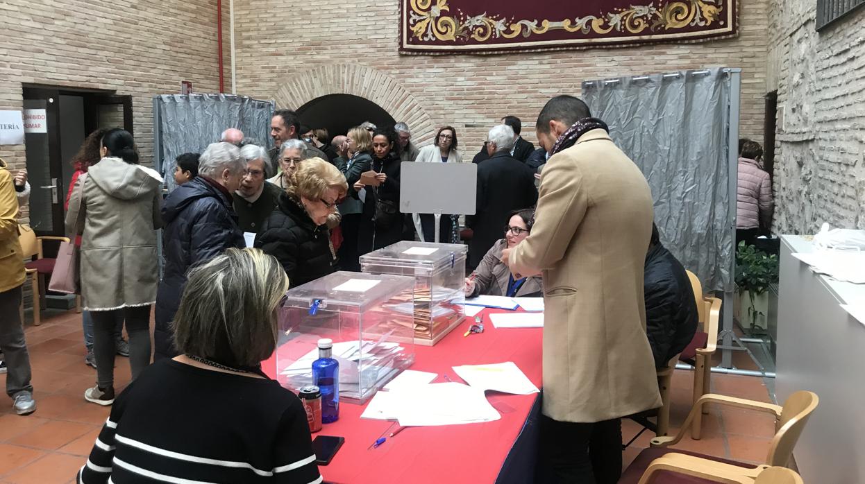 Un momento de la votación de este domingo en las Casas Consistoriales de Toledo