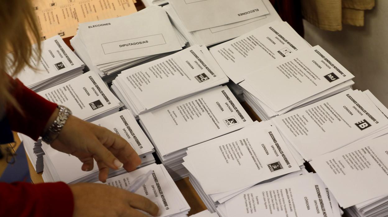 Papeletas al Congreso a disposición de los votantes en un colegio electoral, este 10 de noviembre