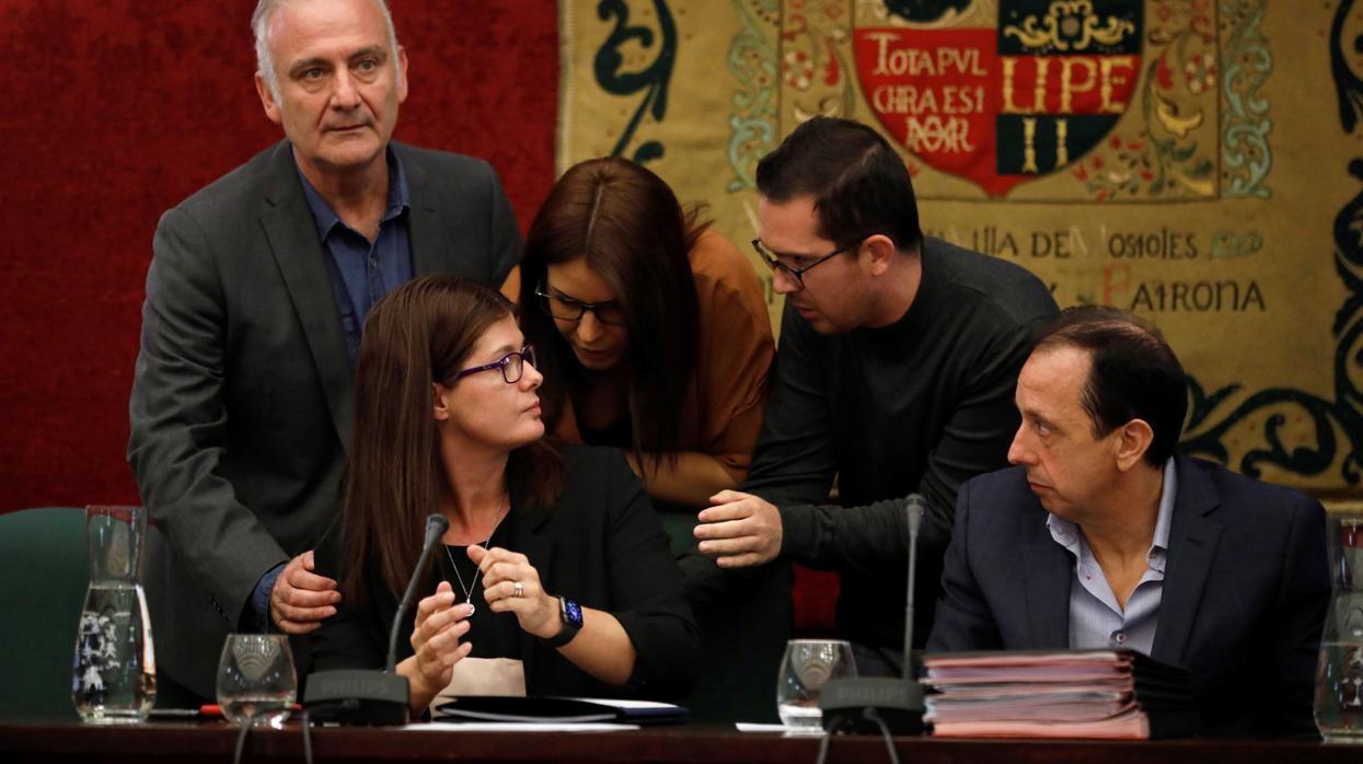 Concejales del PSOE consuelan en el pleno de reprobación de Noelia Posse en Móstoles