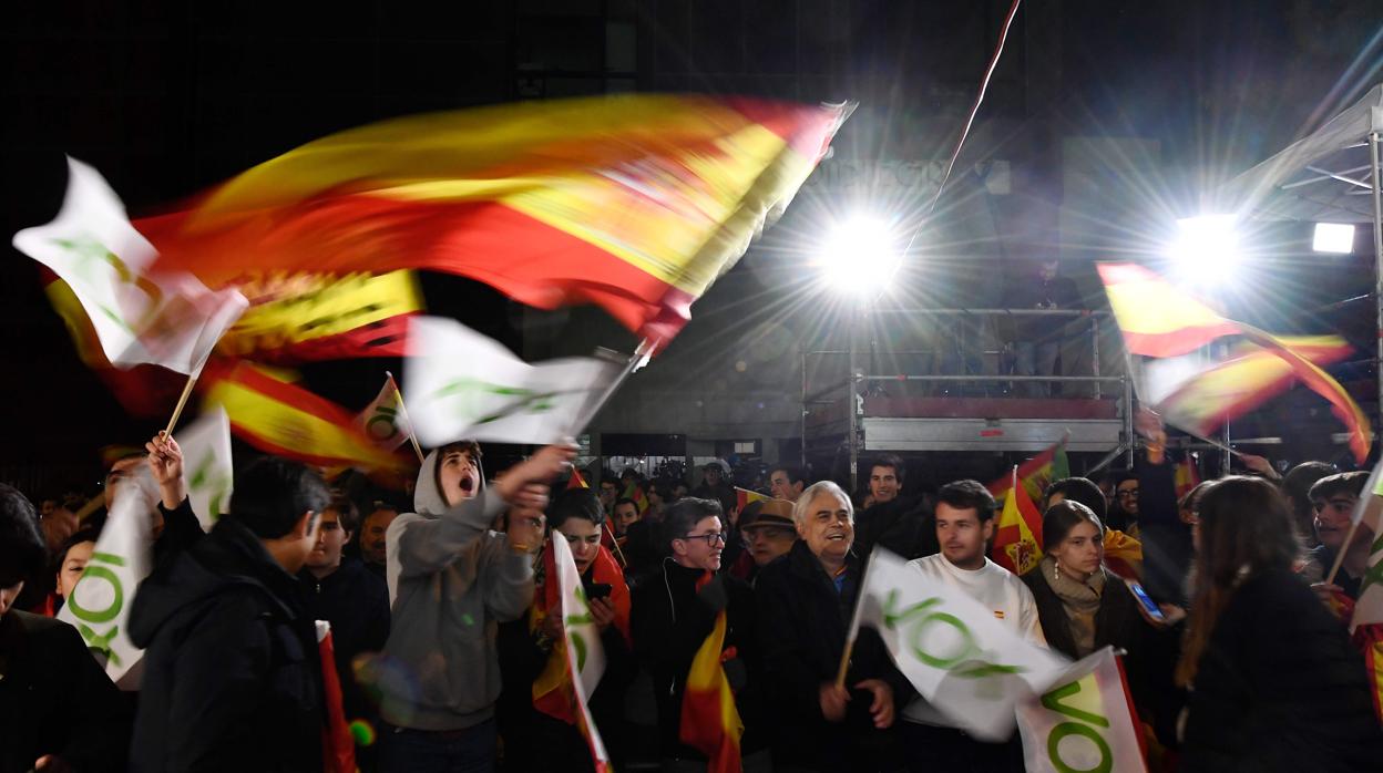 Simpatizantes de Vox celebran los resultados electorales ayer en Madrid