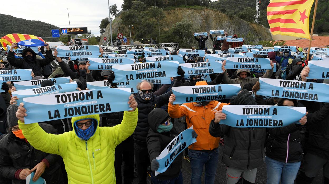 Activistas de Tsunami Democràtic en la Junquera