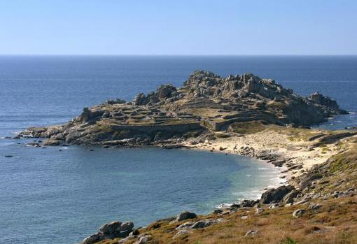 Fallece un marinero al embarrancar su pesquero en el Castro de Baroña (La Coruña)