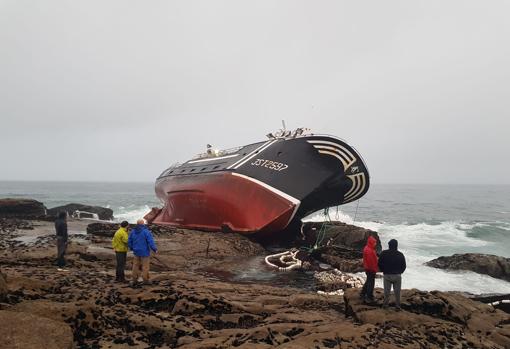 Fallece un marinero al embarrancar su pesquero en el Castro de Baroña (La Coruña)