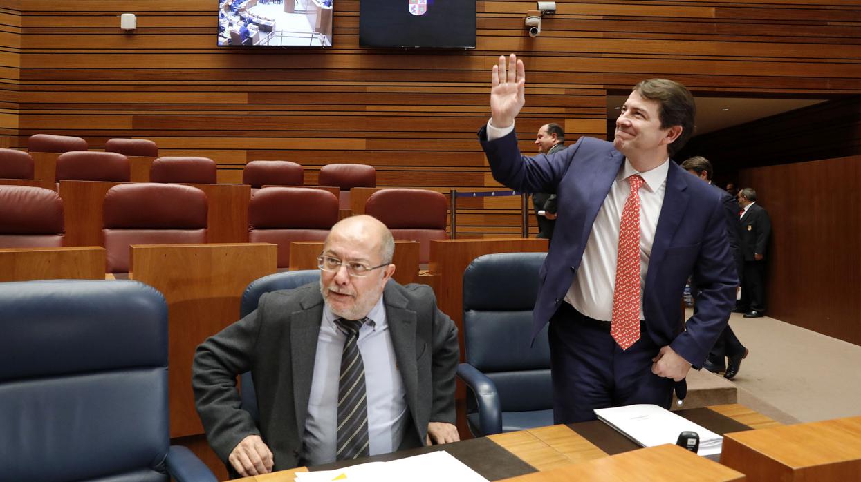 Francisco Igea y Alfonso Fernández Mañueco, sentados en la bancada del Gobierno autonómico en las Cortes de Castilla y León