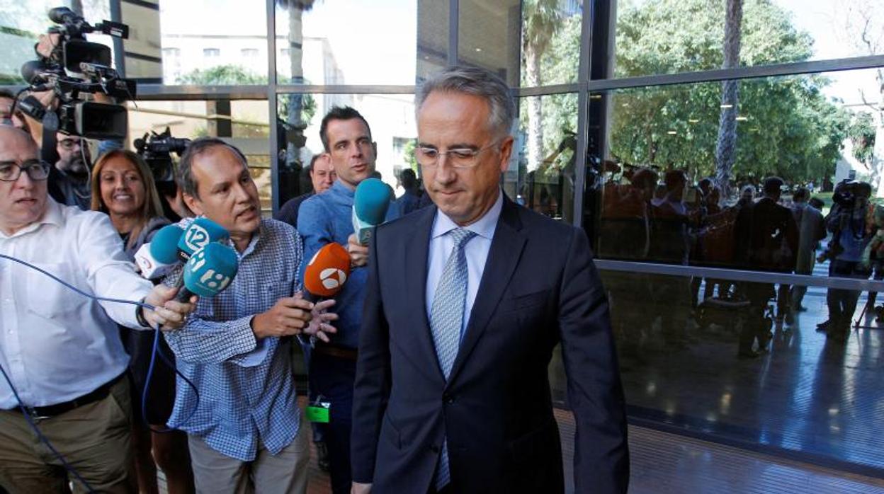 Vicente Sala (hijo) en la entrada de los juzgados de Alicante