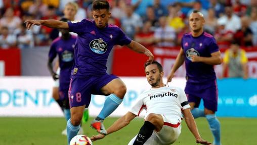 Fran Beltrán controlando un balón ante el Sevilla