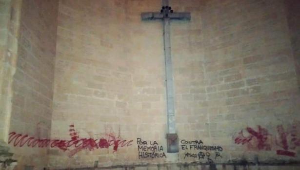 Atacan con pintadas la antigua iglesia de San Agustín de Segovia