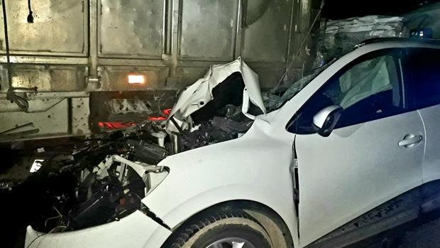 Un conductor de 37 años muere en Paniza al empotrarse su coche contra un camión
