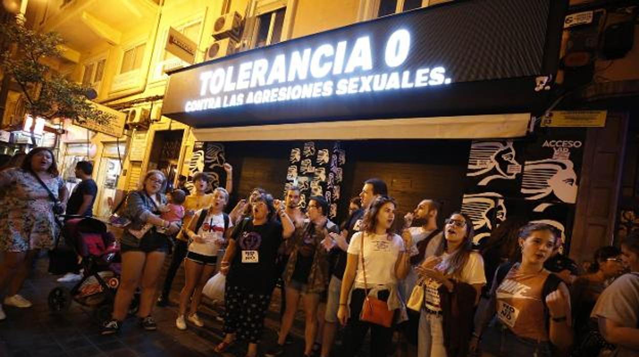 Imagen de una concentración celebrada a las puertas de la discoteca