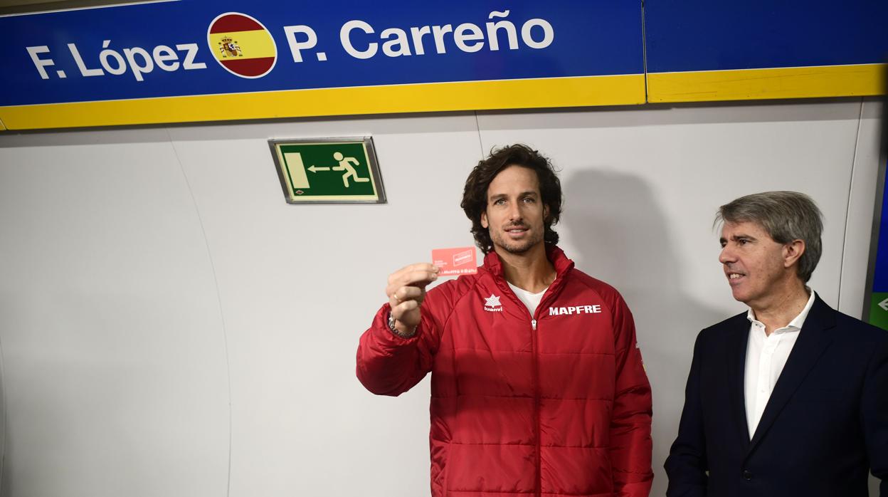 Feliciano López con Ángel Garrido, ayer, en la estación de Sol