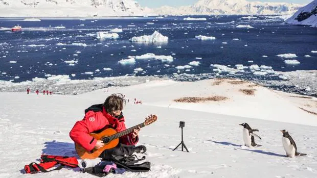 Un guitarrista bate el récord Guinness al tocar en seis meses en todos los continentes y la Antártida