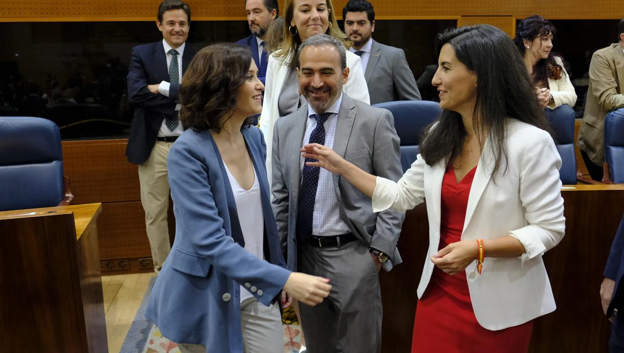 Isabel Díaz Ayuso (PP) y Rocío Monasterio (Vox), en la Asamblea de Madrid