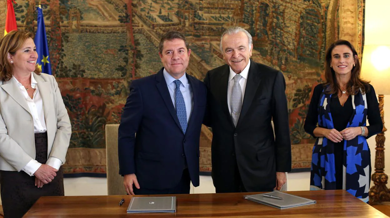 El presidente Emiliano García-Page, junto al presidente de la Fundación Bancaria «la Caixa», Isidro Fainé