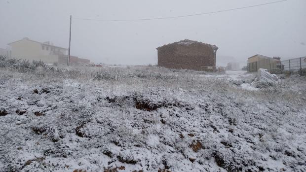 La nieve tiñe de blanco el interior de Castellón