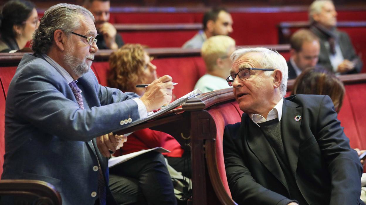 Imagen del concejal de Hacienda, Ramón Vilar, y el alcalde de Valencia, Joan Ribó, durante el Pleno