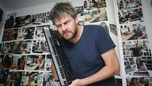 Raul Cimas con un teclado de ordenador