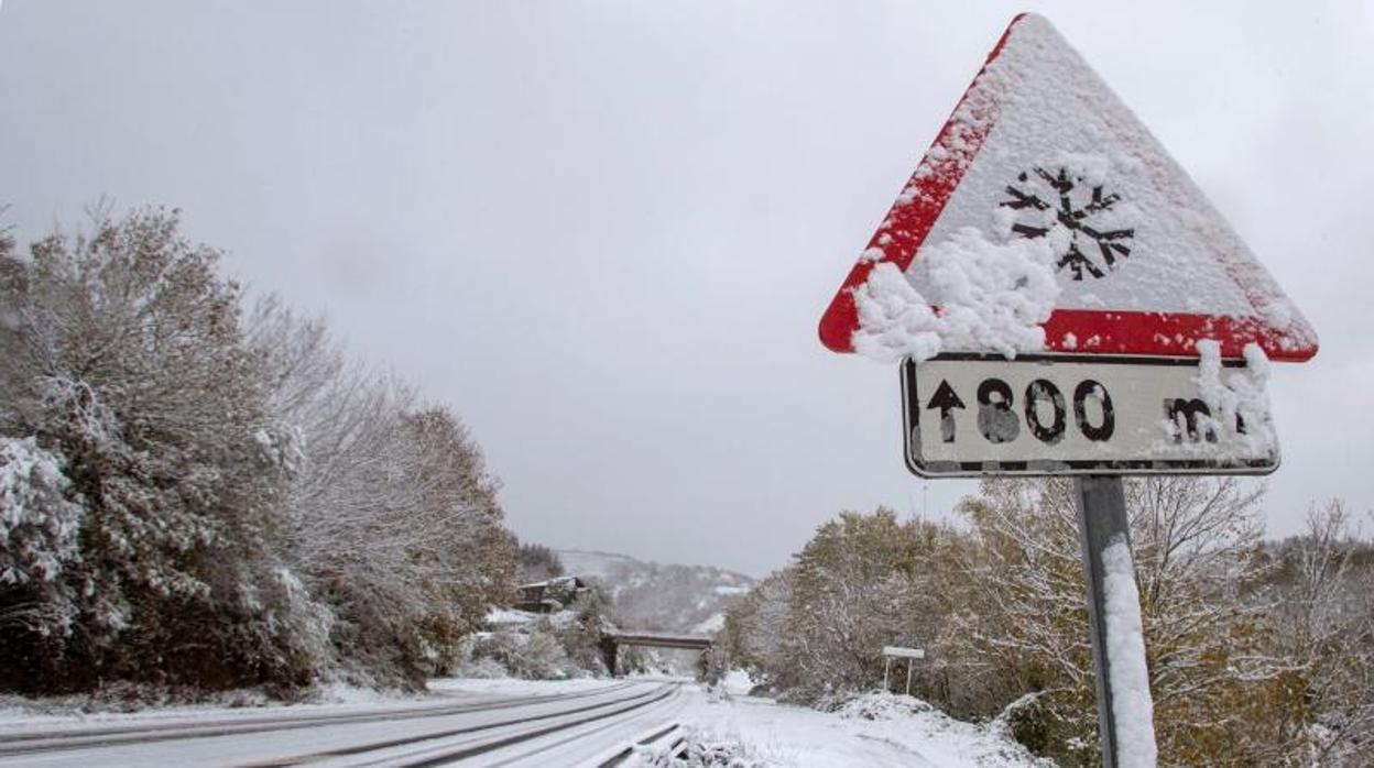 Carretera y señal repletas de nieve