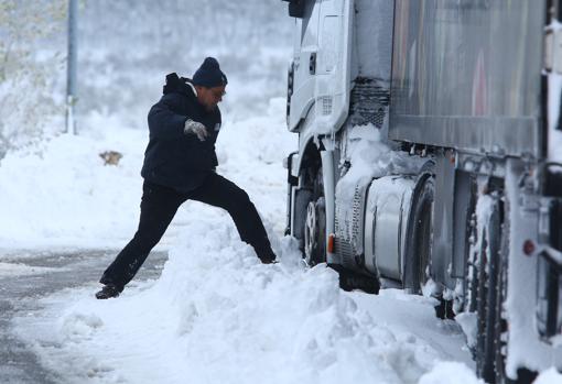 La nieve cierra 19 tramos de carretera y deja a más de 2.000 alumnos sin clase