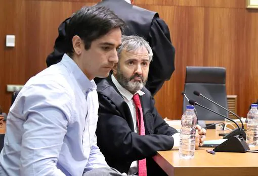 Rodrigo Lanza, junto a su abogado, mientras aguardaba la lectura del veredicto